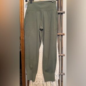 Athleta Sage Green Venice high rise jogger
Size XS petite